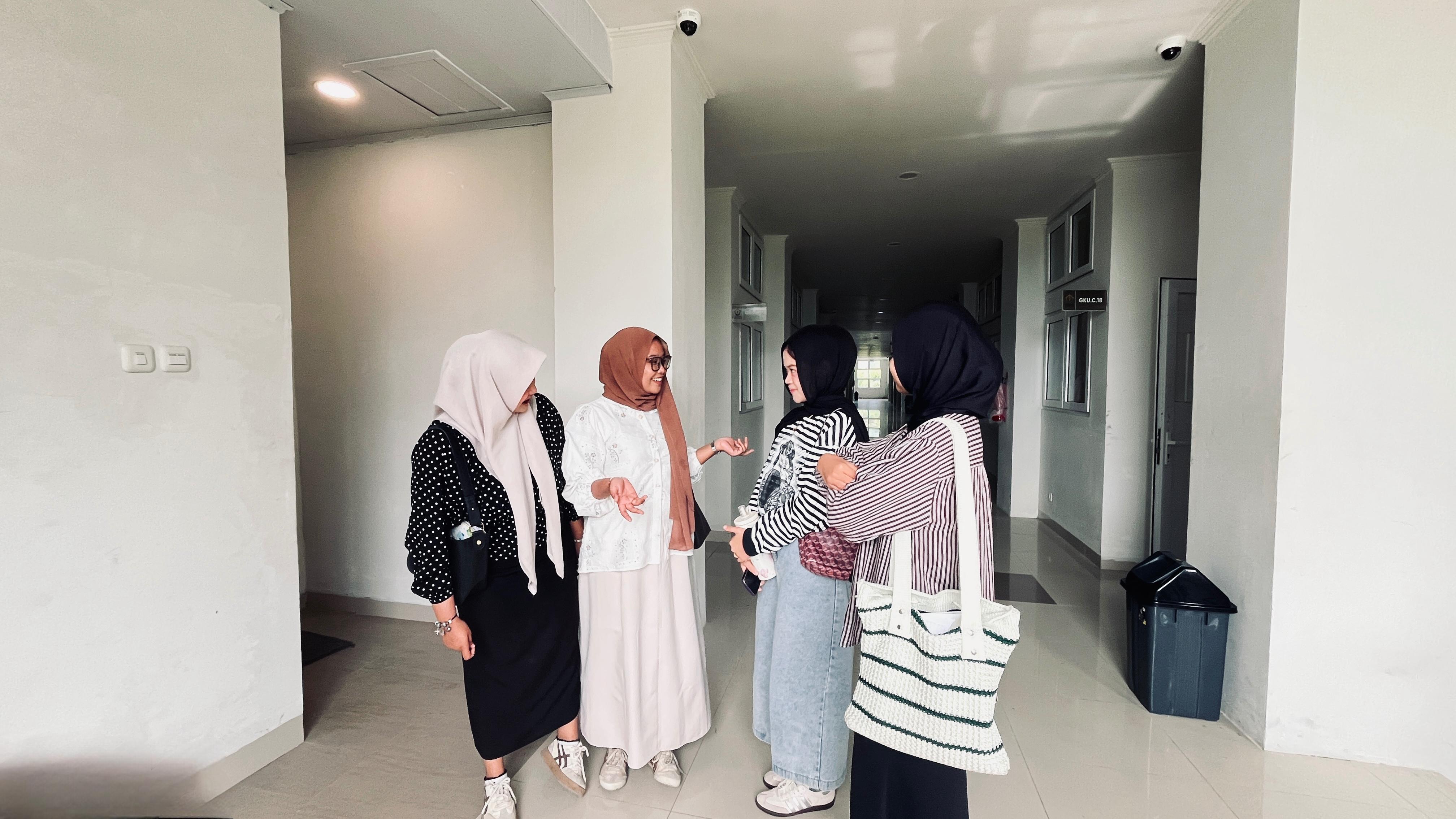 Gaya Kasual Modern Jadi Tren, Area kampus Unimal Lhokseumawe Ramai Jadi Spot Foto OOTD