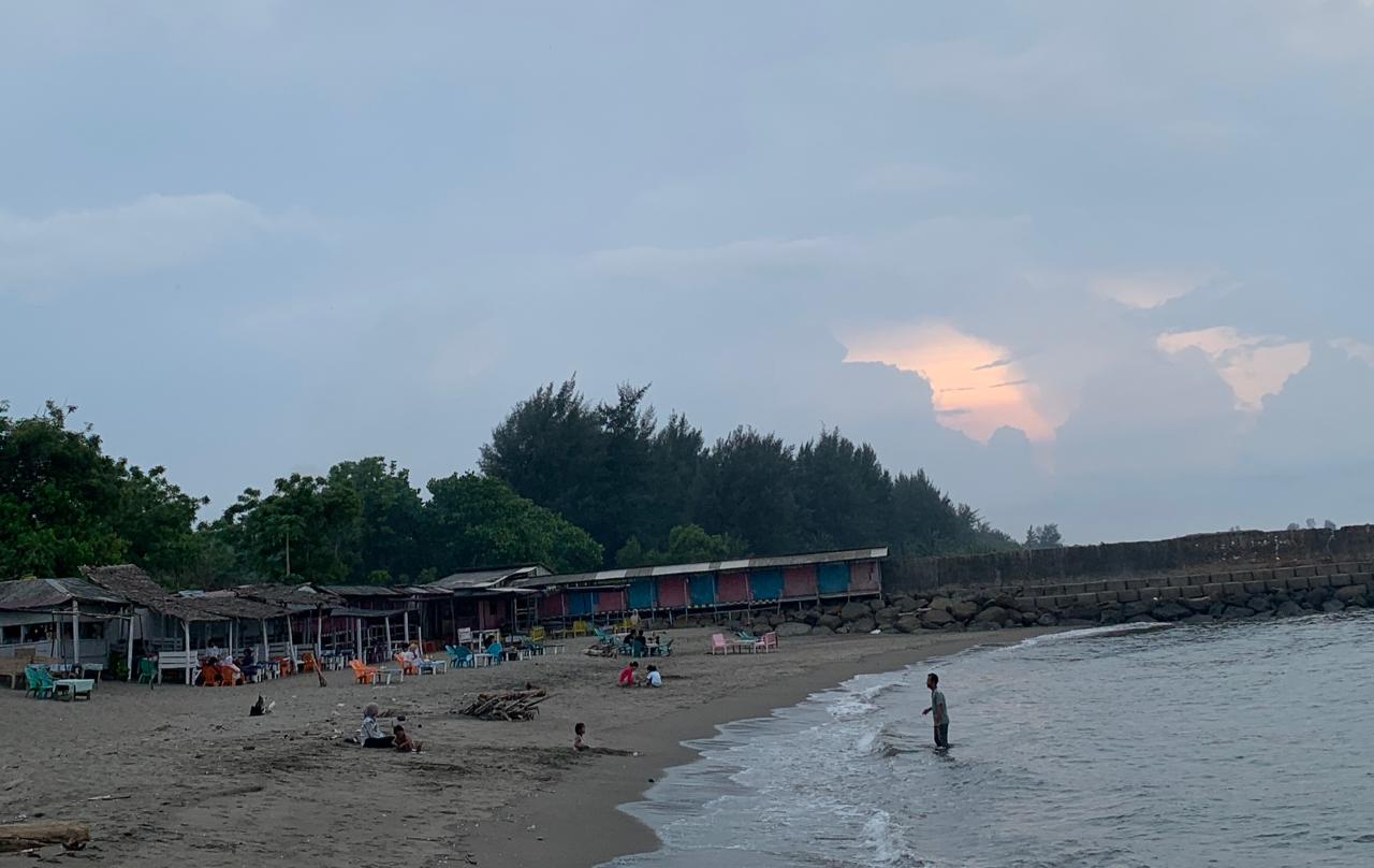Pantai Seroja Ramai Menjelang Senja