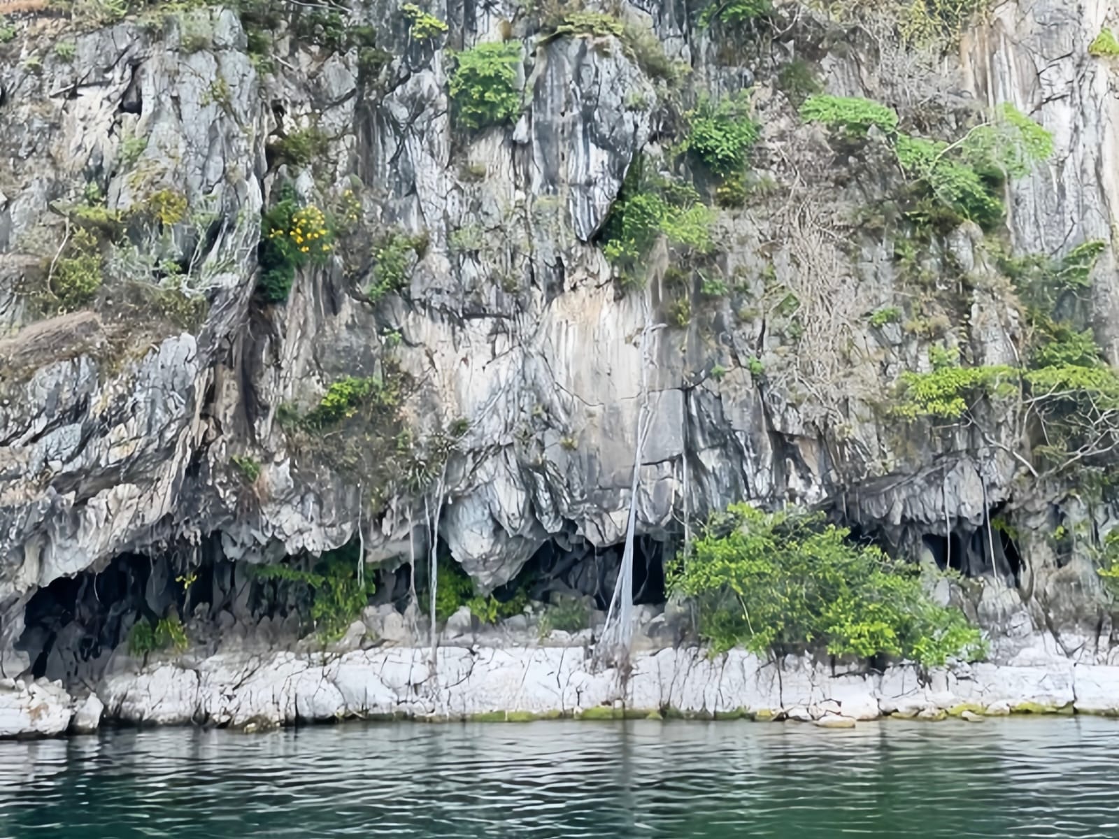 Eksotisme Tebing Goa Di Pinggir Danau Toba