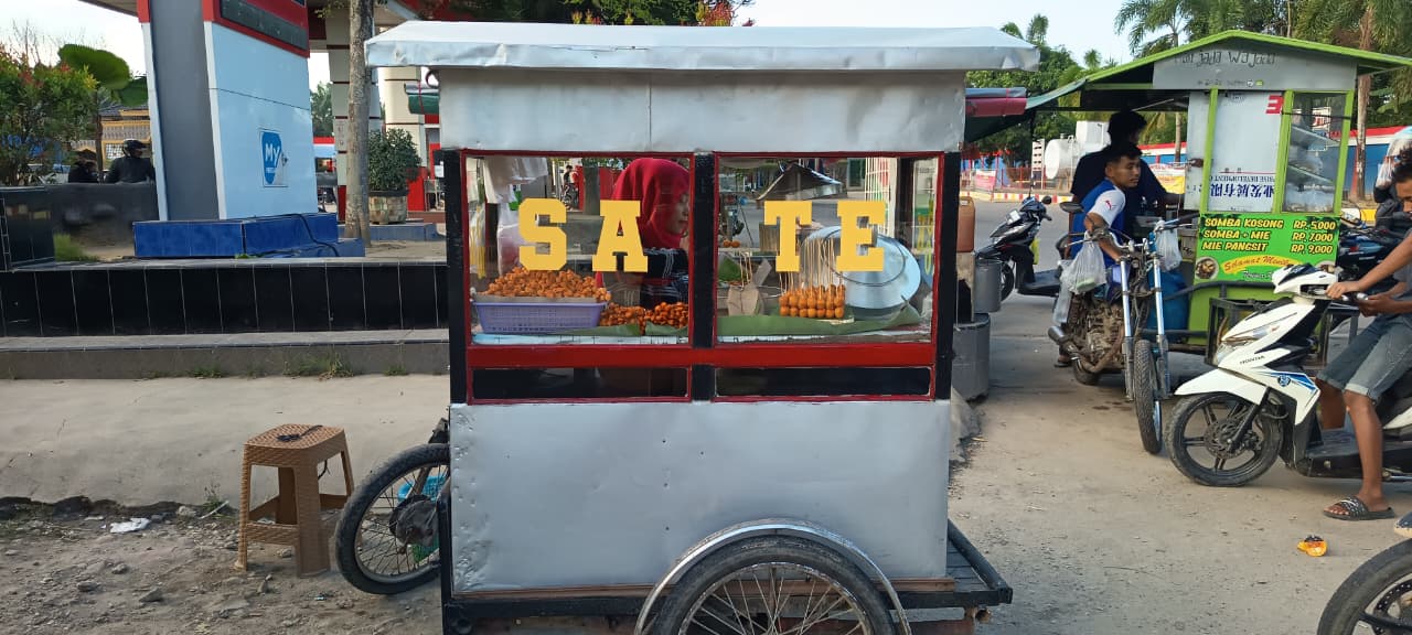 Harumnya Sate Pinggir Jalan