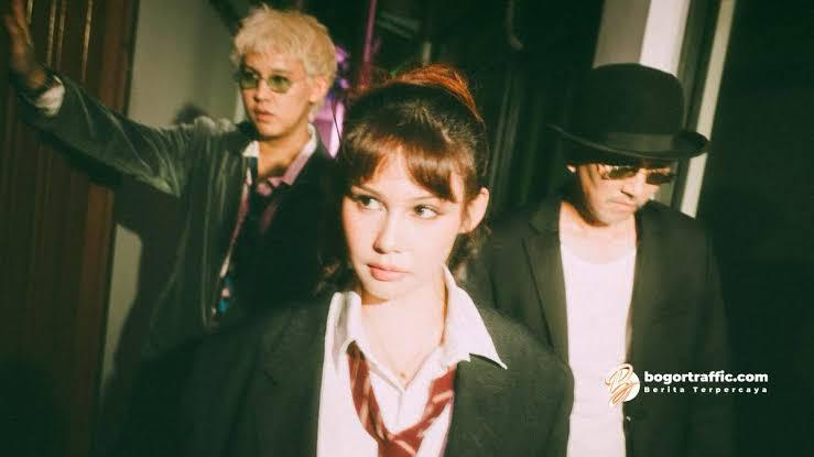 The Midnight Darlings Debut Lewat Single “Am I Loving You Alone”
