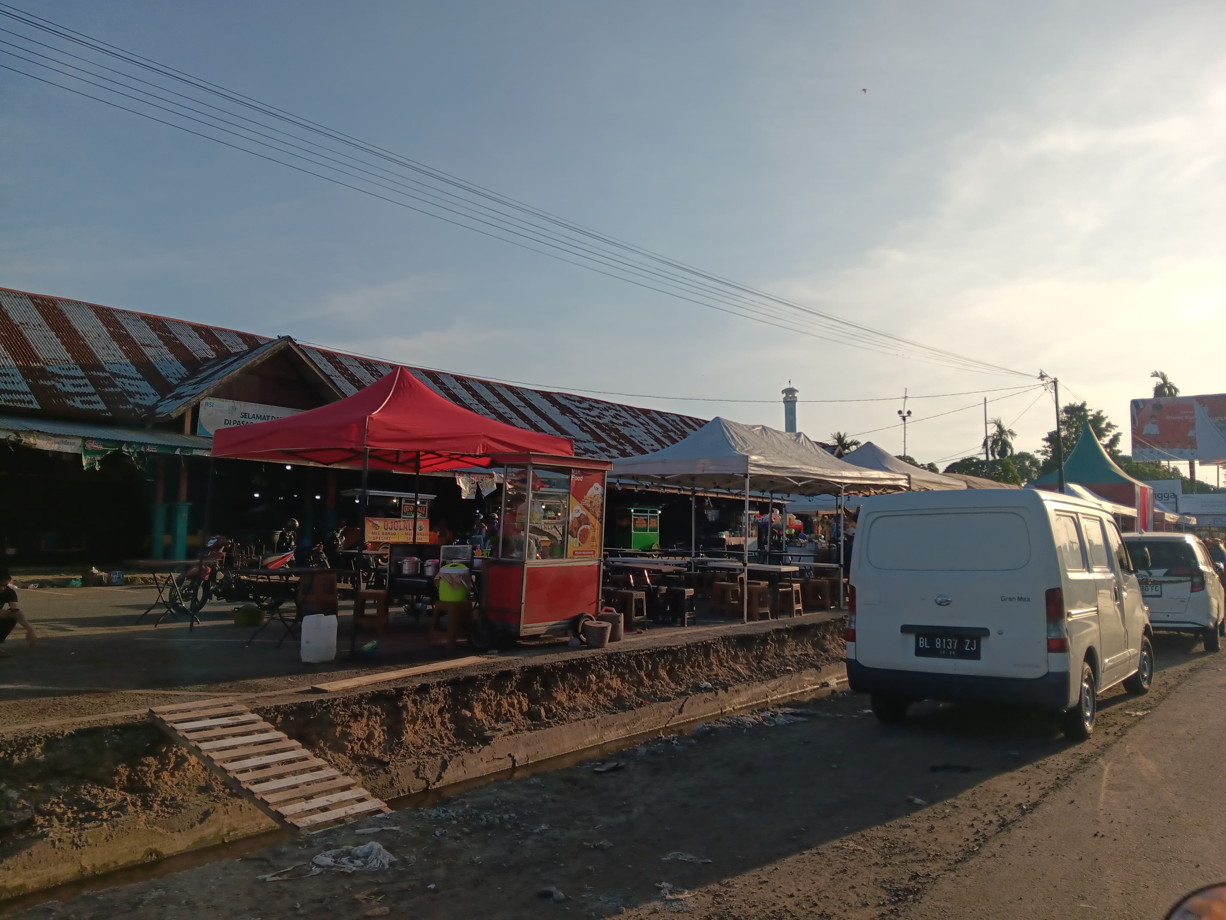 Street Food Pasar Batuphat Ramai Dikunjungi Anak Muda