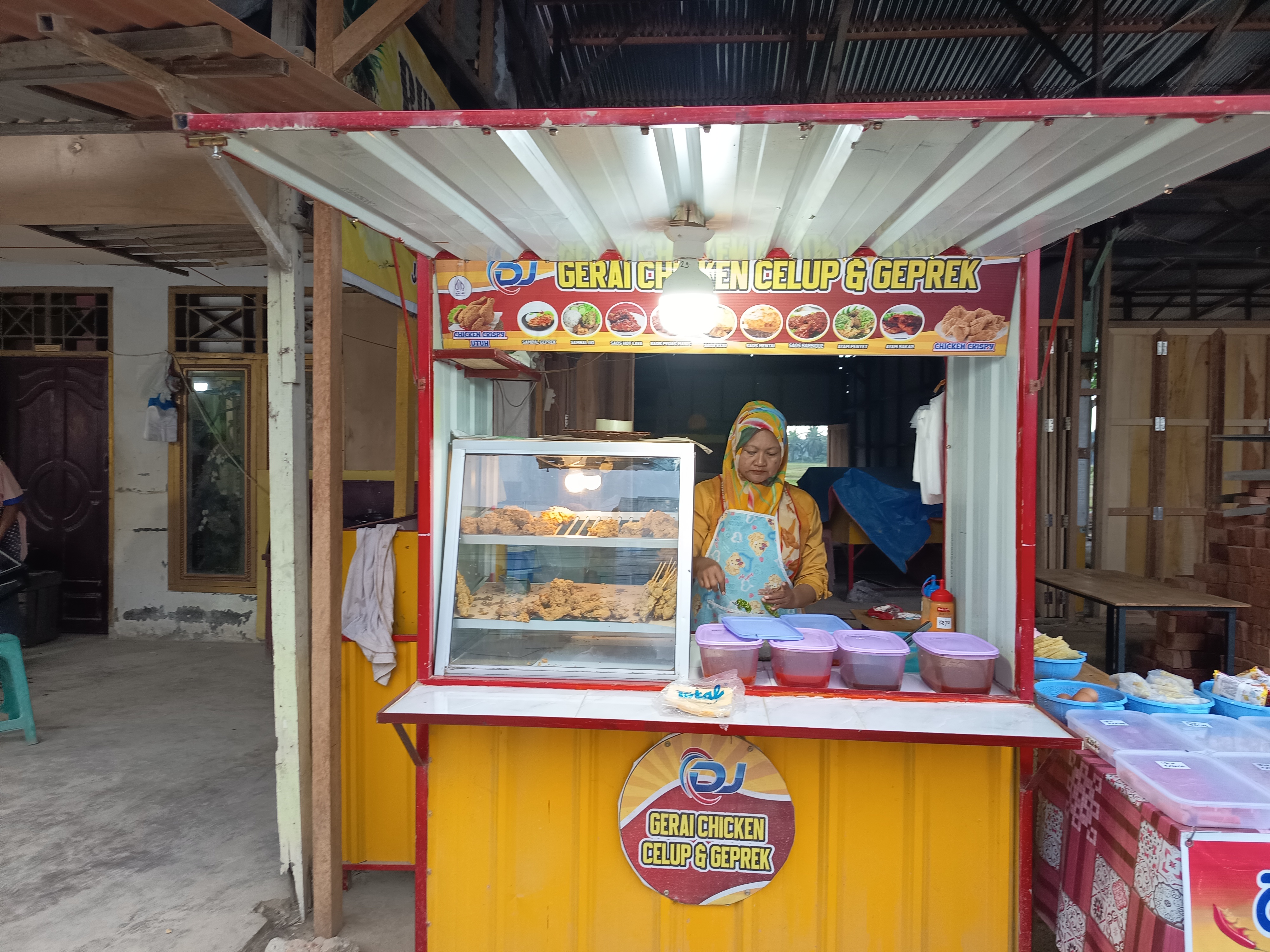 Gerai Chicken Celup dan Geprek Pinggir Jalan Diminati Warga