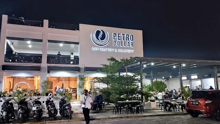 Petro Dollar Coffee Ramai Dikunjungi Anak Muda Saat Akhir Pekan