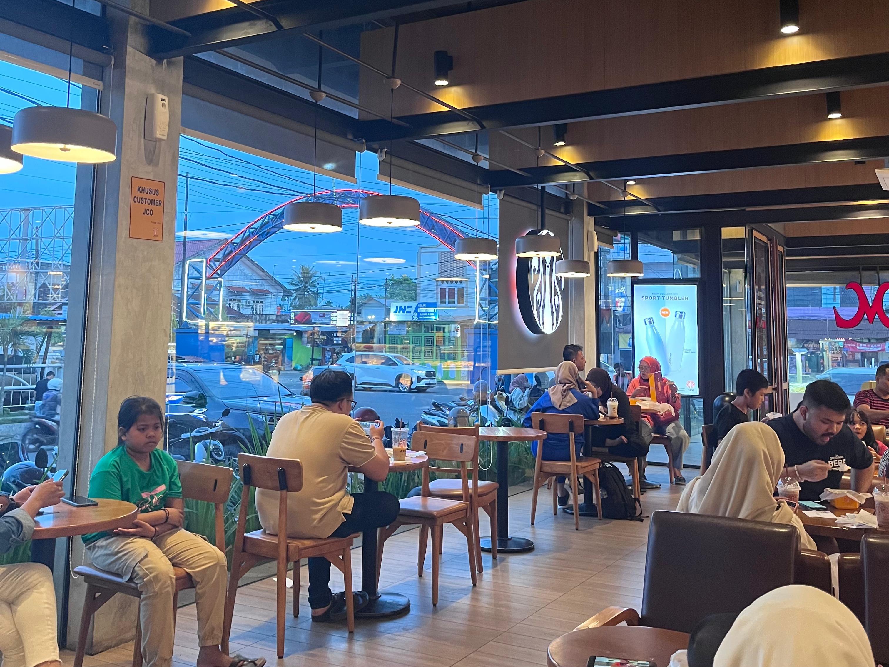 J.CO Binjai Menjadi Pilihan Tempat nongkrong Anak Muda