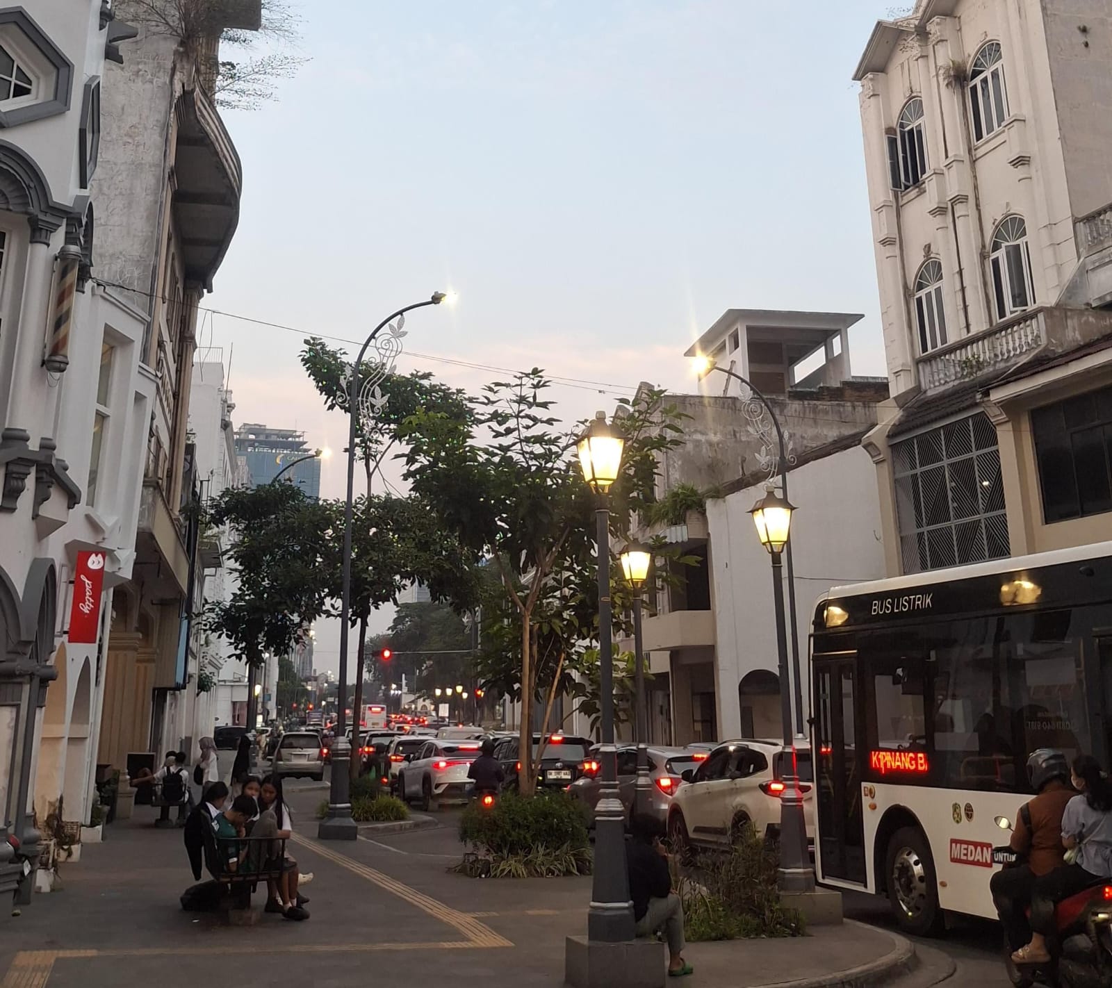Suasana Di Kesawan Ramai Jadi Tempat Nongkrong Anak Muda
