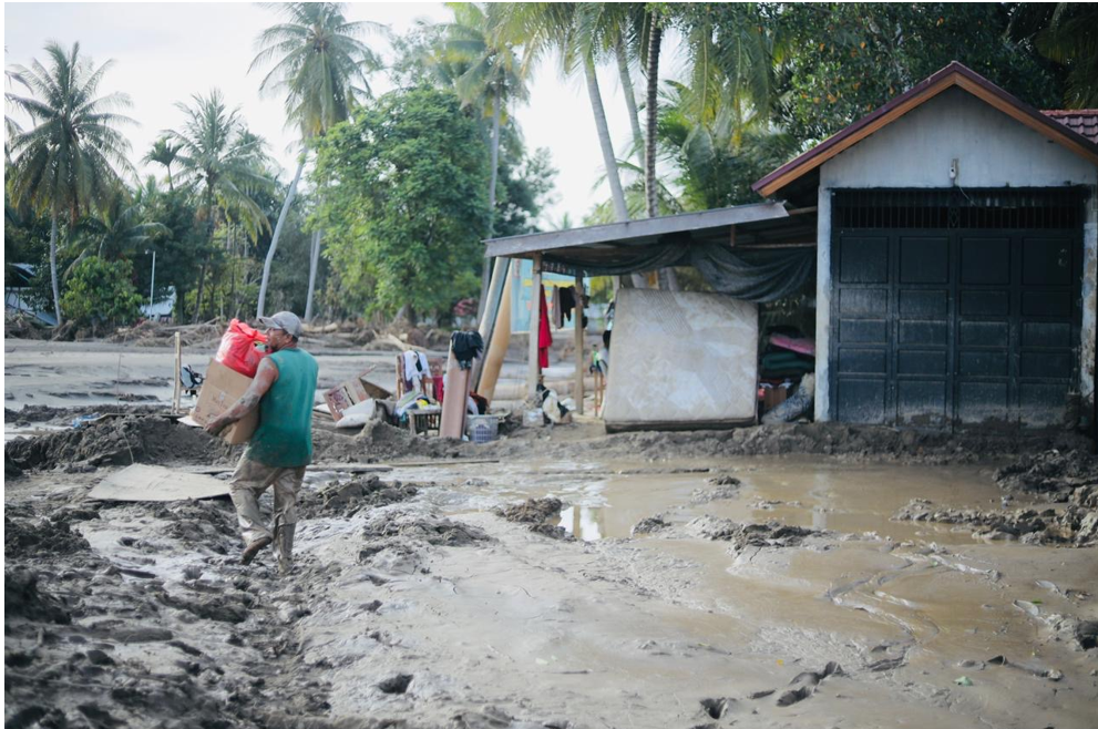 Gotong Royong Warga Samalanga Bersihkan Sisa Banjir Jelang Lebaran