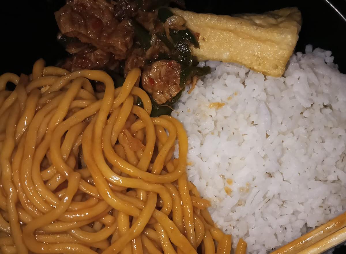 Makan Belum Afdal Kalau Belum Ketemu Nasi: Tradisi Karbohidrat Ganda Warga +62