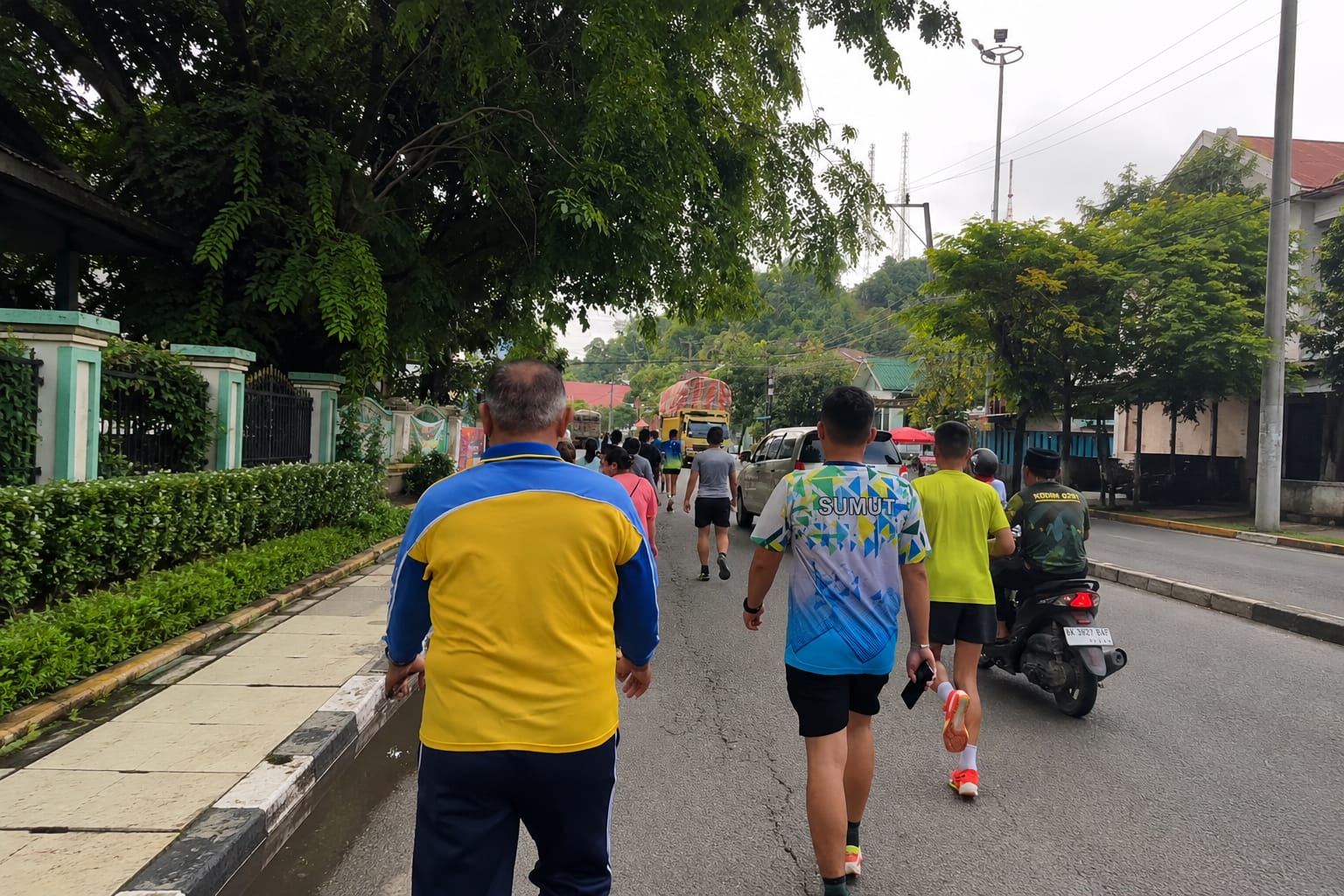 Semangat Warga Ikuti Jalan Santai Pagi di Simare-mare