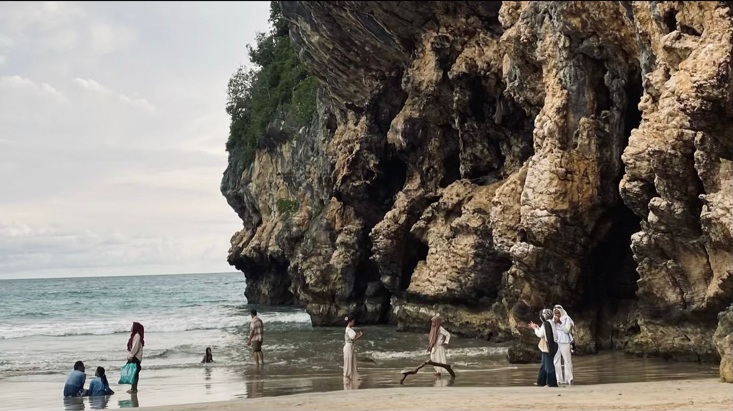 Pantai Tebing Lampuuk Jadi Sorotan Para Wisatawan