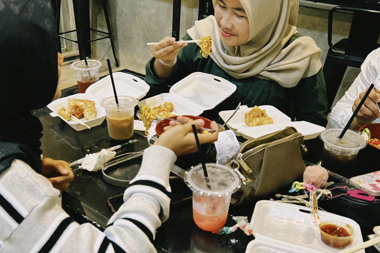 Nikmat nya Kuliner Gen Z Menghabiskan Waktu di Cafe