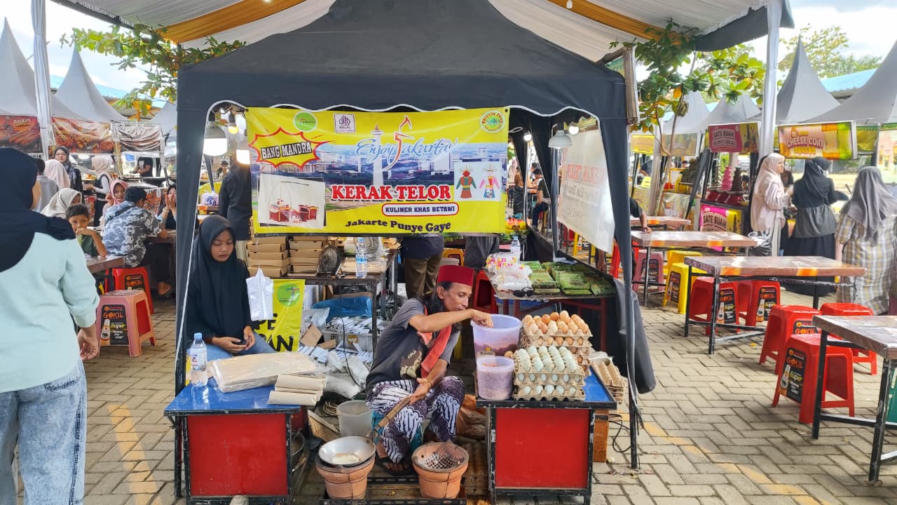 Kerak Telor Khas Betawi Tarik Perhatian Pengunjung Pasar Nurlela