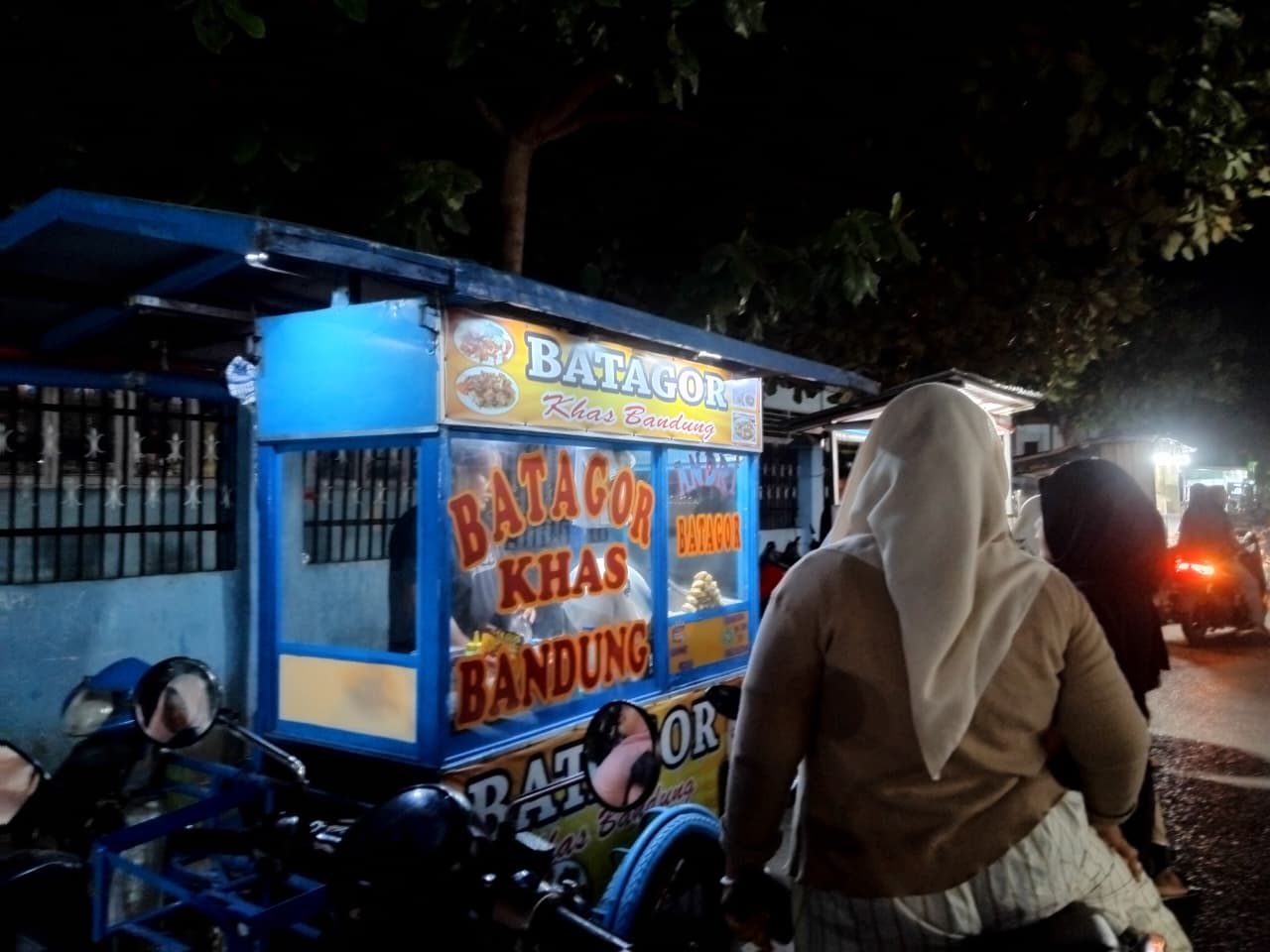 Lezatnya Batagor Tradisional di Tengah Ramainya Malam
