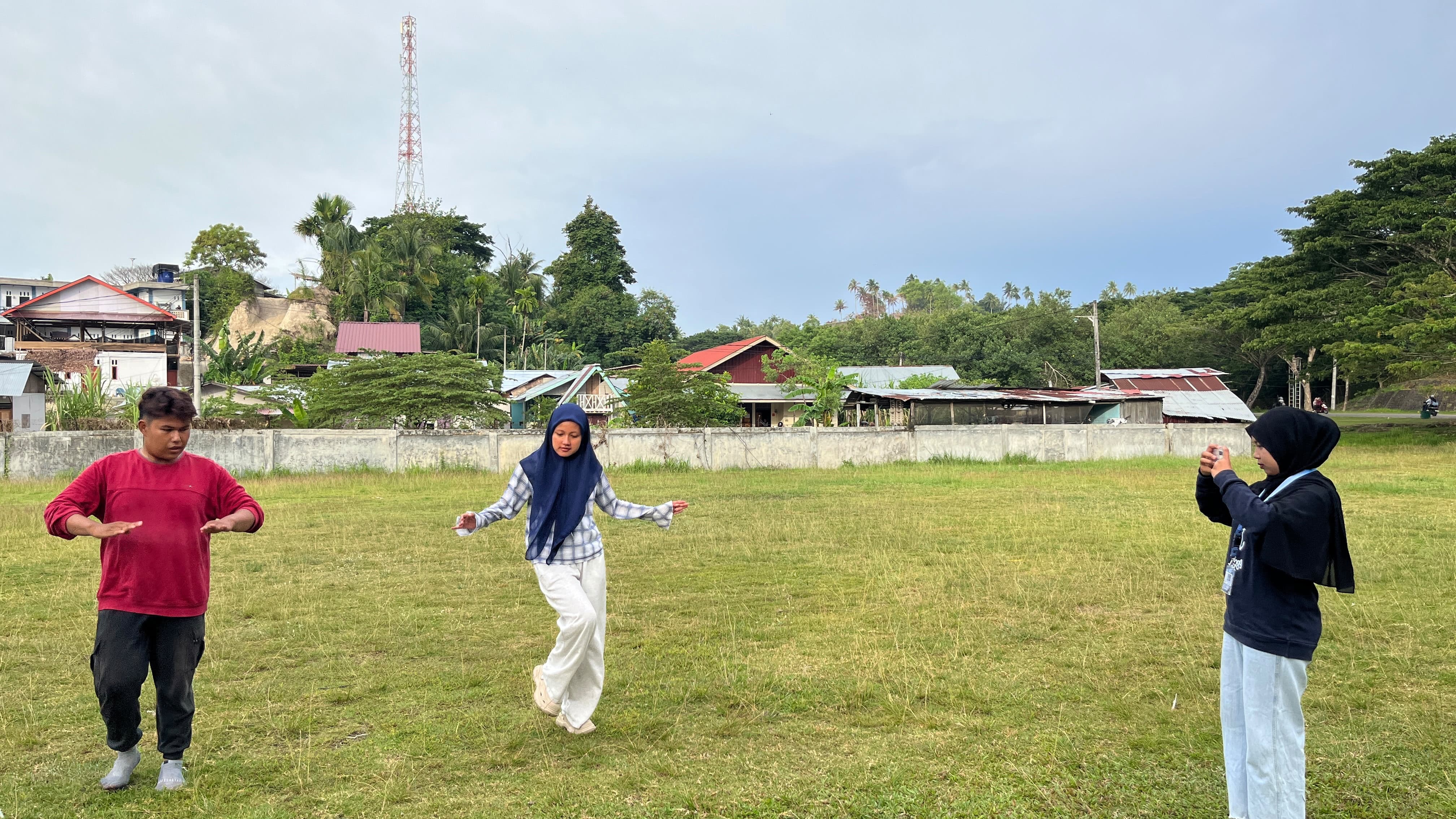 Latihan Tarian Kreasi Aceh di Jalan Kampus Unimal