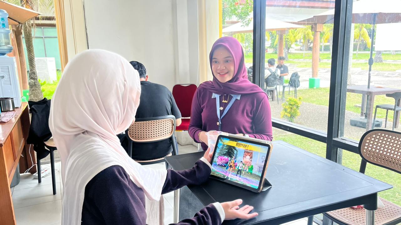 Mahasiswi Unimal Manfaatkan Waktu Istirahat Bermain Free Fire di Kantin Kampus