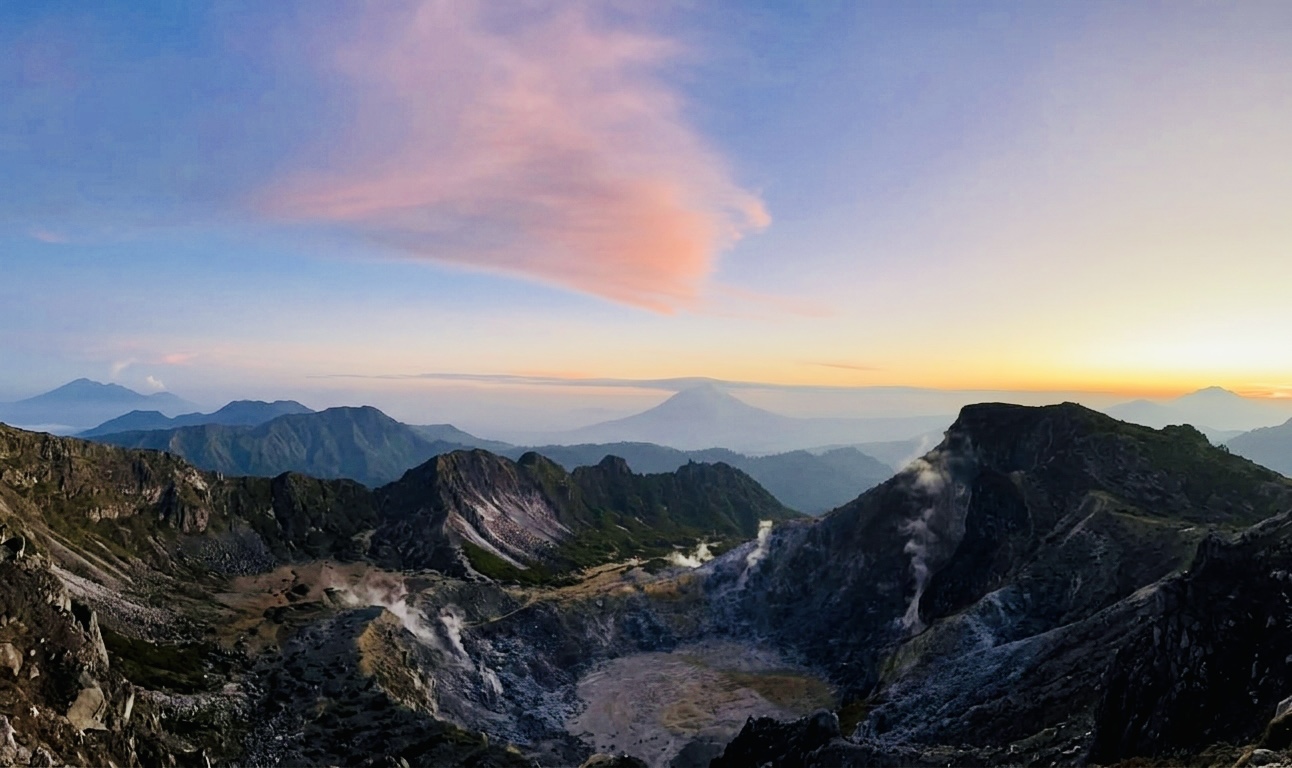 Negeri di Atas Awan: Cerita dari Puncak Gunung Sibuatan