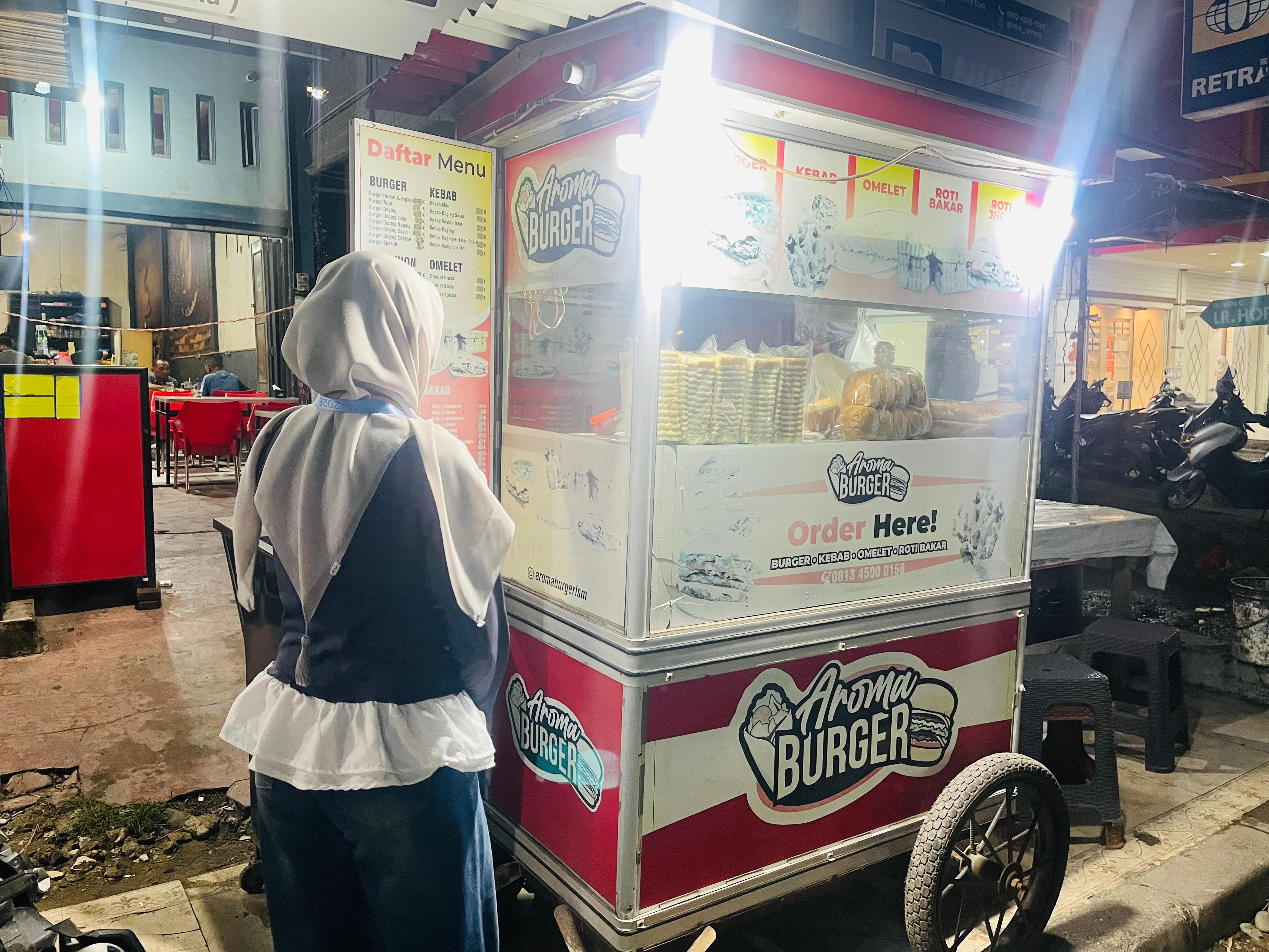 Aroma Burger Menarik Minat Pembeli pada Malam Hari