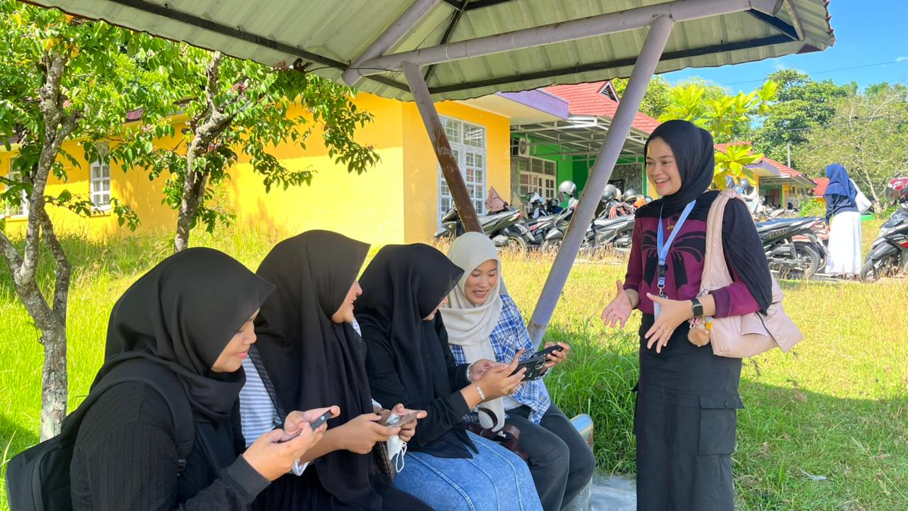 Mahasiswi Ilmu Komunikasi Unimal Bermain Heartopia di Halte Kampus Unimal
