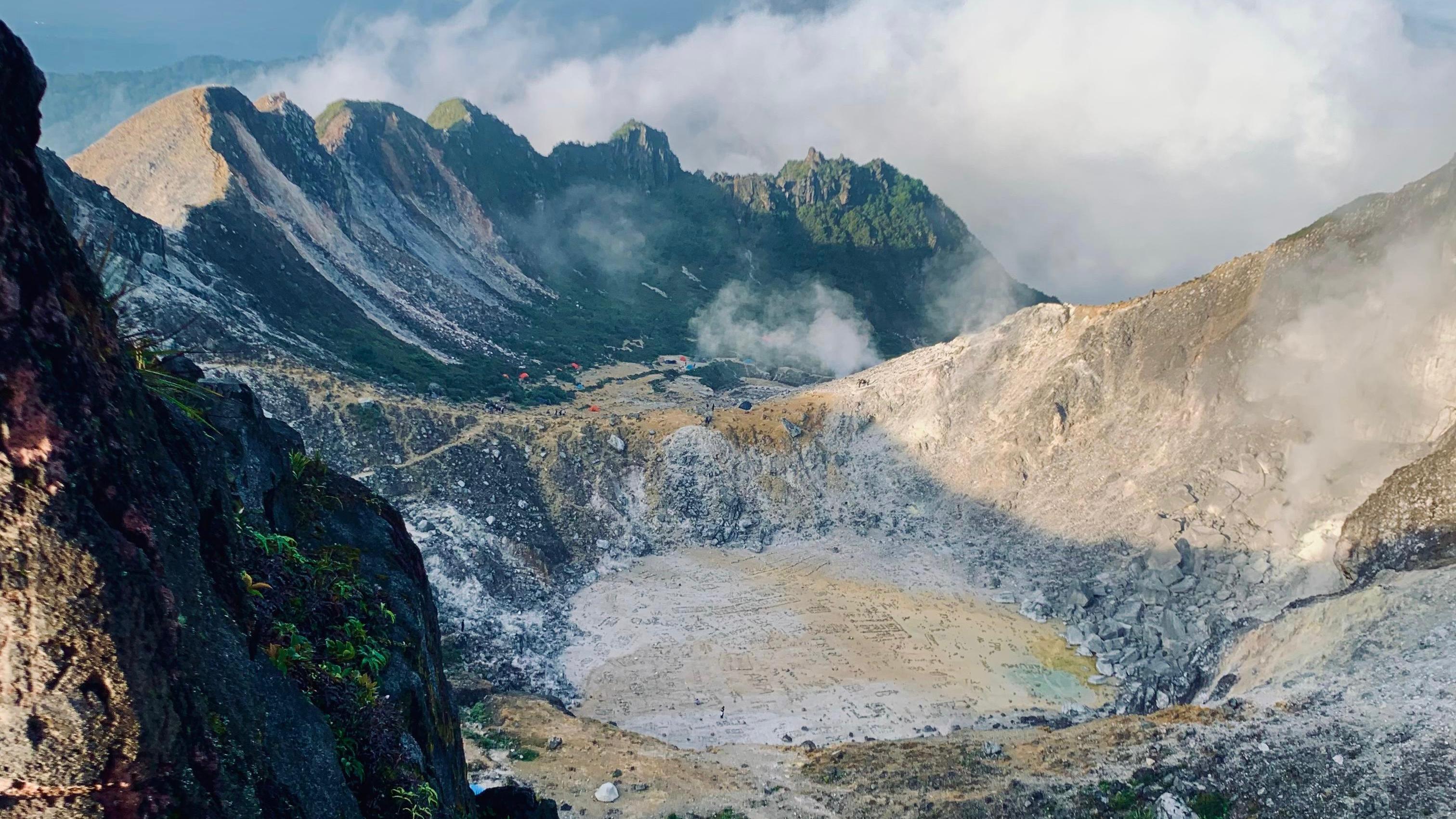 Kawah Berasap Gunung Sibayak Pikat Pendaki di Tanah Karo