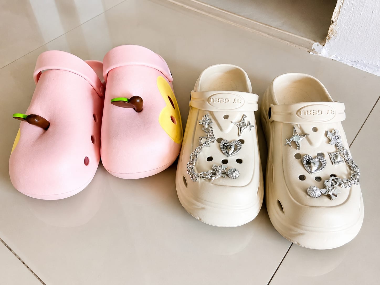 Sandal Charm Jadi Tren Lifestyle Anak Muda