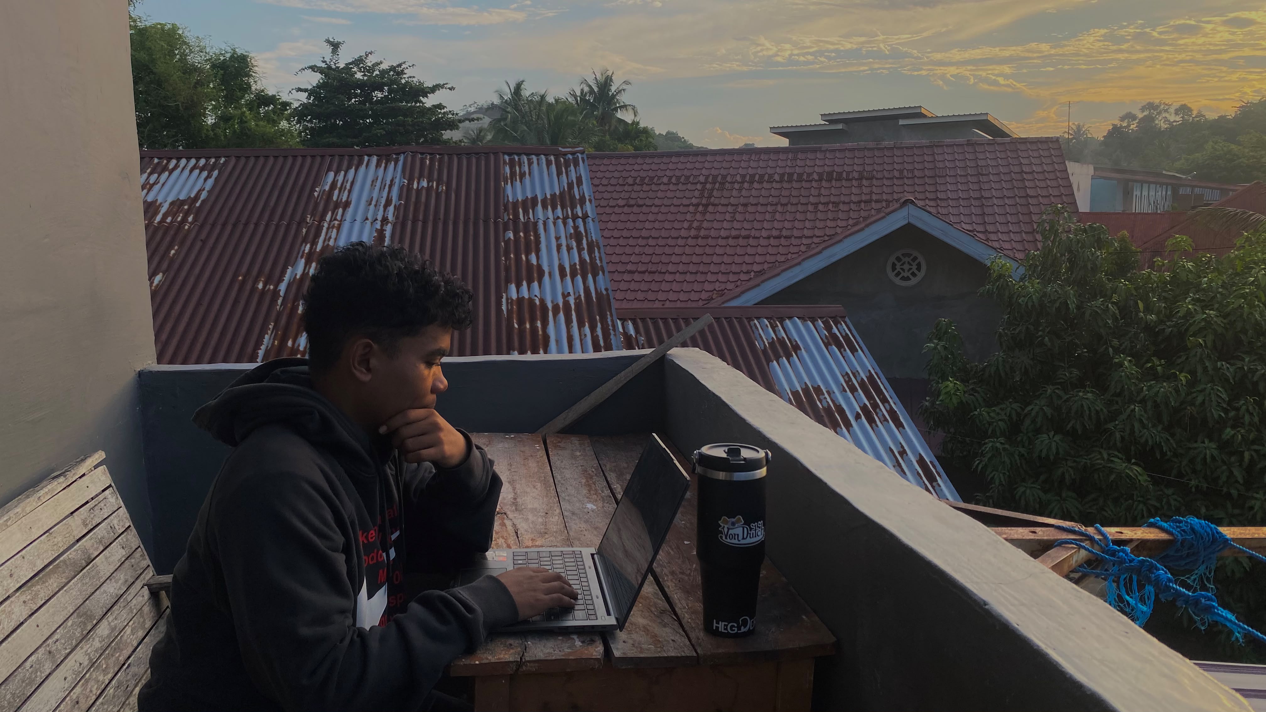 Kebiasaan Mahasiswa, Dengarkan Perunggu Saat Mengerjakan Tugas Kuliah