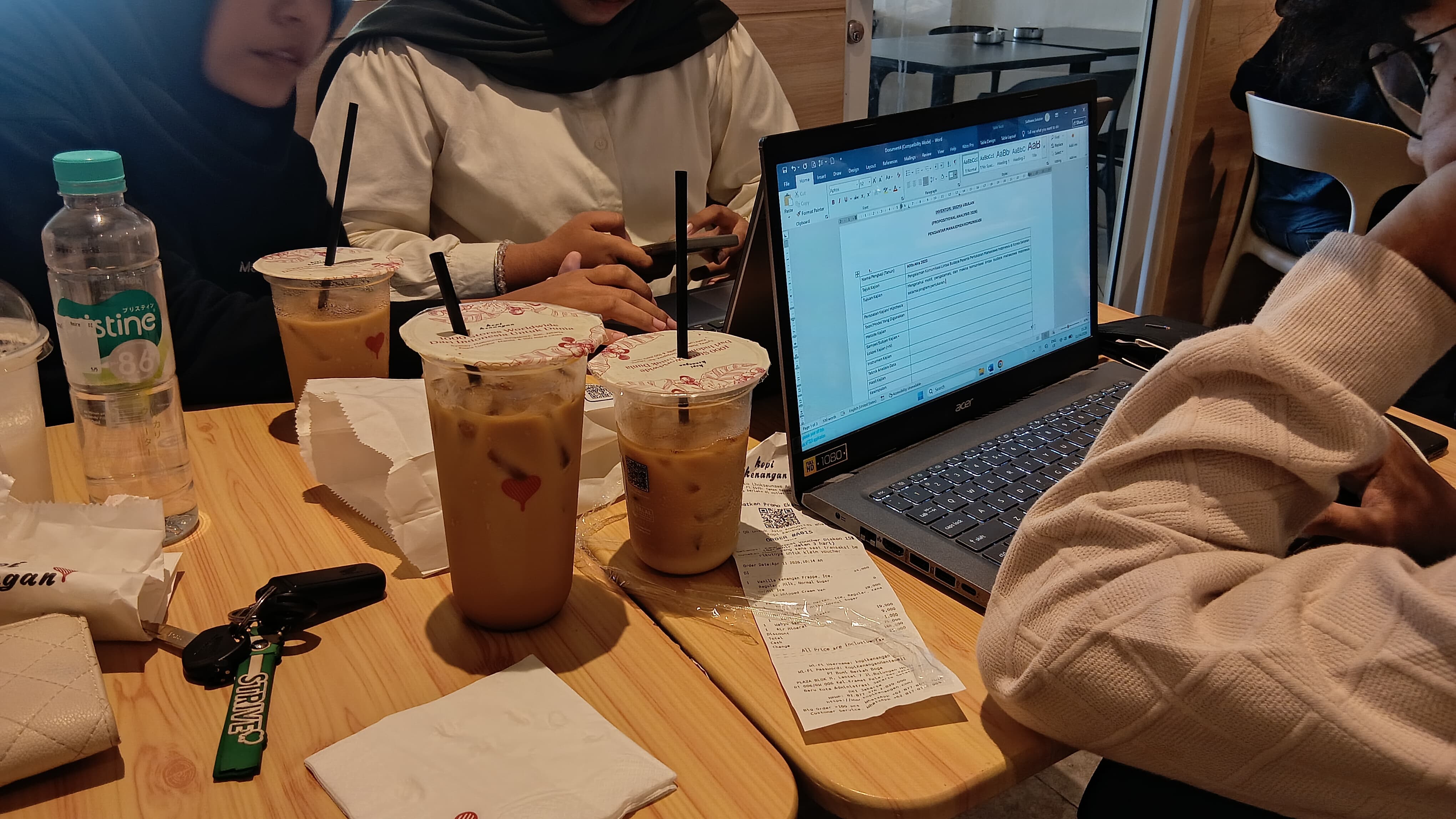 Kebiasaan Mahasiswa Manfaatkan Waktu Luang Sepulang Kuliah dengan Belajar di Kafe