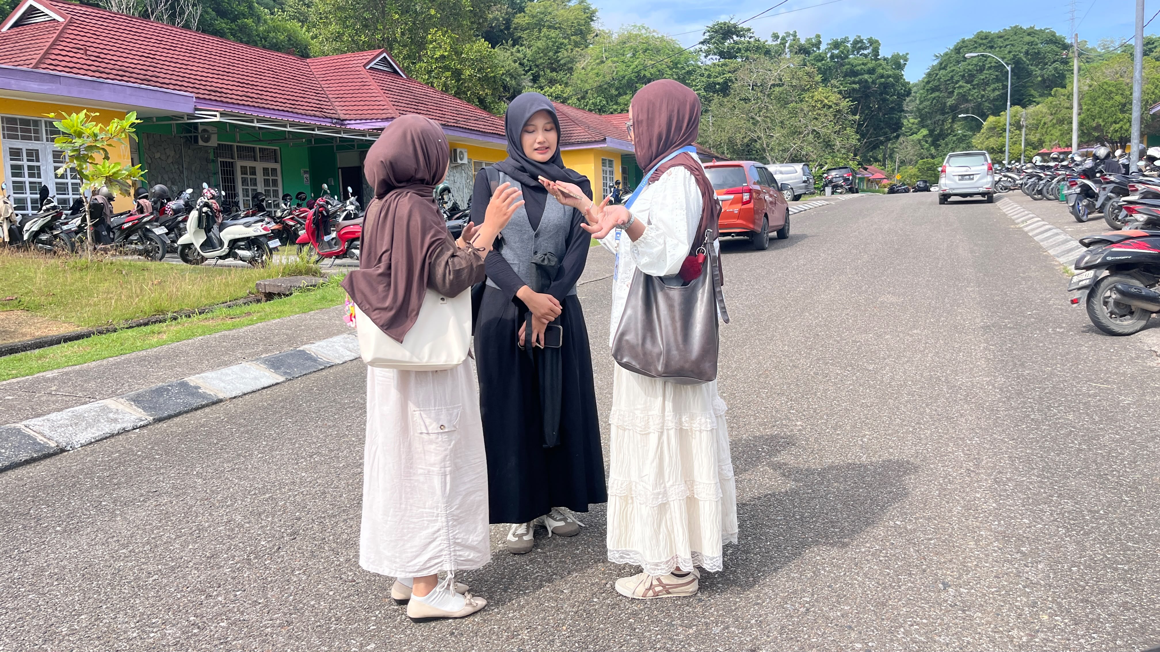 Bikin Heran, Ini Alasan Anak Muda Suka Dengar Lagu ‘Bahlil Ganteng‘ di Media Sosial
