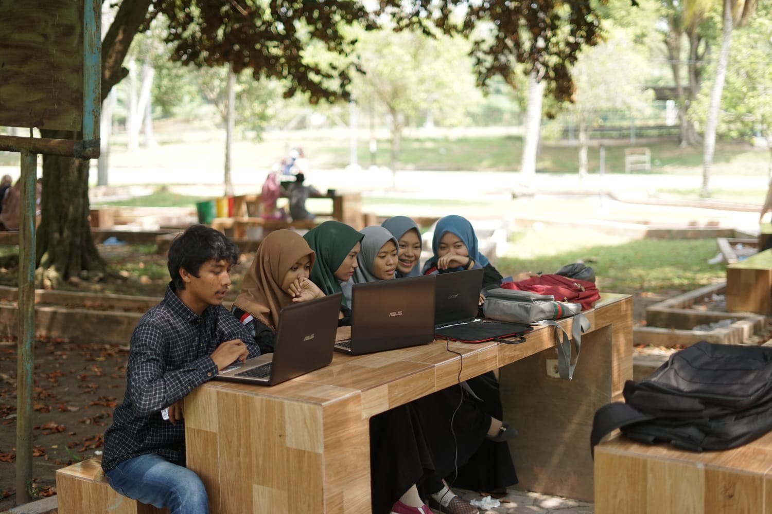 Taman Unimal Jadi Pilihan Mahasiswa untuk Mengerjakan Tugas