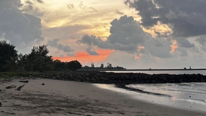 Menikmati Keindahan Pantai Ujong Blang dengan Budget Terjangkau