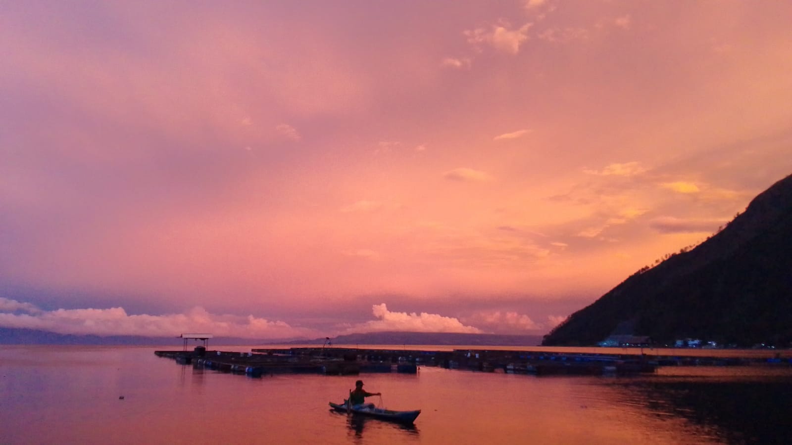 Healing Ke Danau Toba Di Temani Senja Yang Menenangkan
