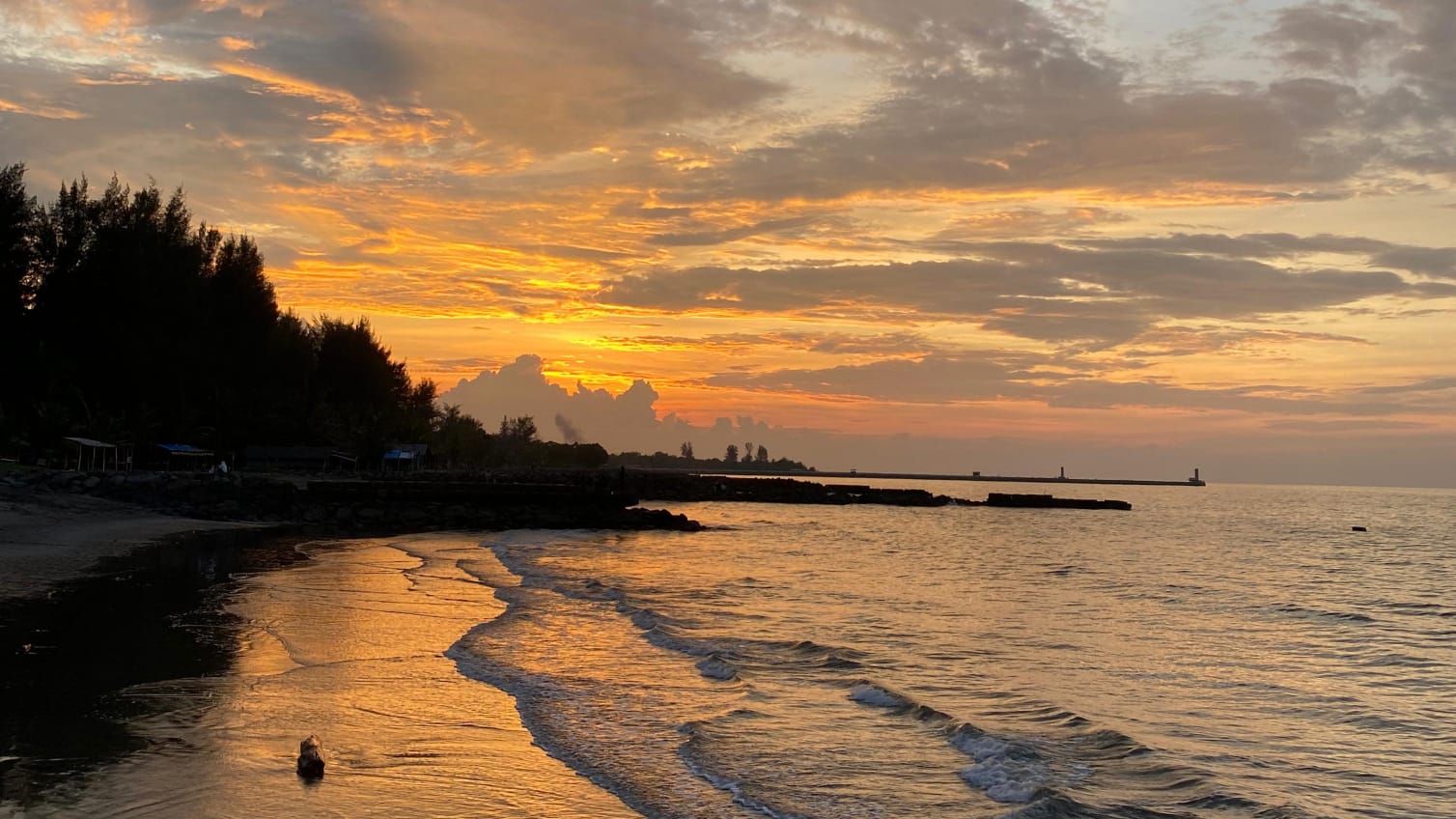 Senja di Pantai Pelabuhan Jadi Daya Tarik Warga untuk Bersantai