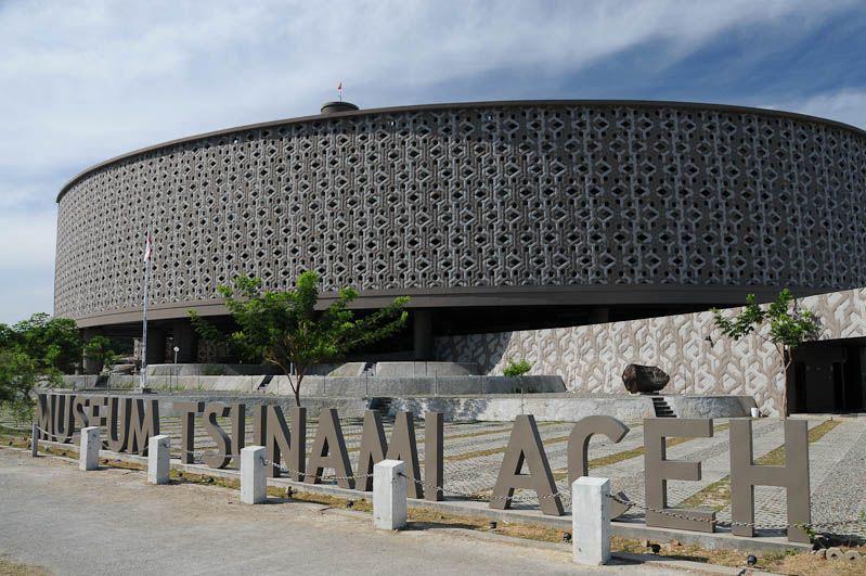 Naik Travel dari Lhokseumawe ke Museum Tsunami Aceh Praktis dan Terjangkau