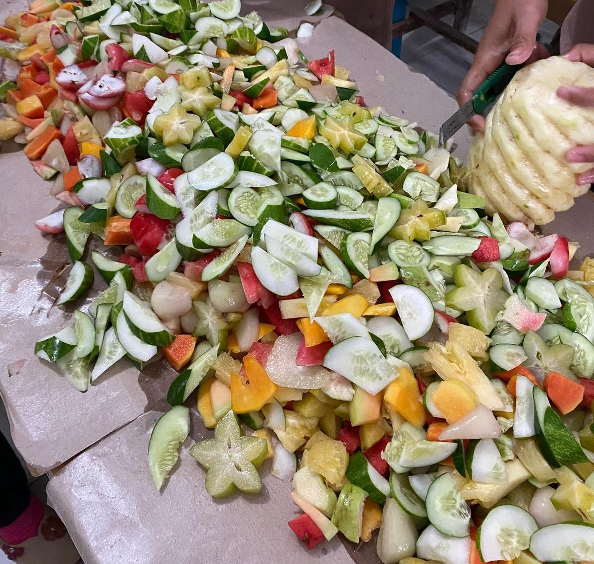 Sepulang Kuliah, Mahasiswa Pilih Rujak Buah Segar untuk Lawan Terik Matahari
