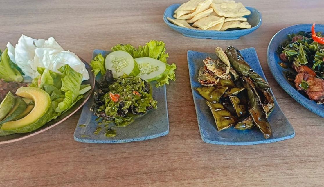Lalapan Segar Dan Sambal Hijau Sawah Lukis Jadi Favorit Pengunjung