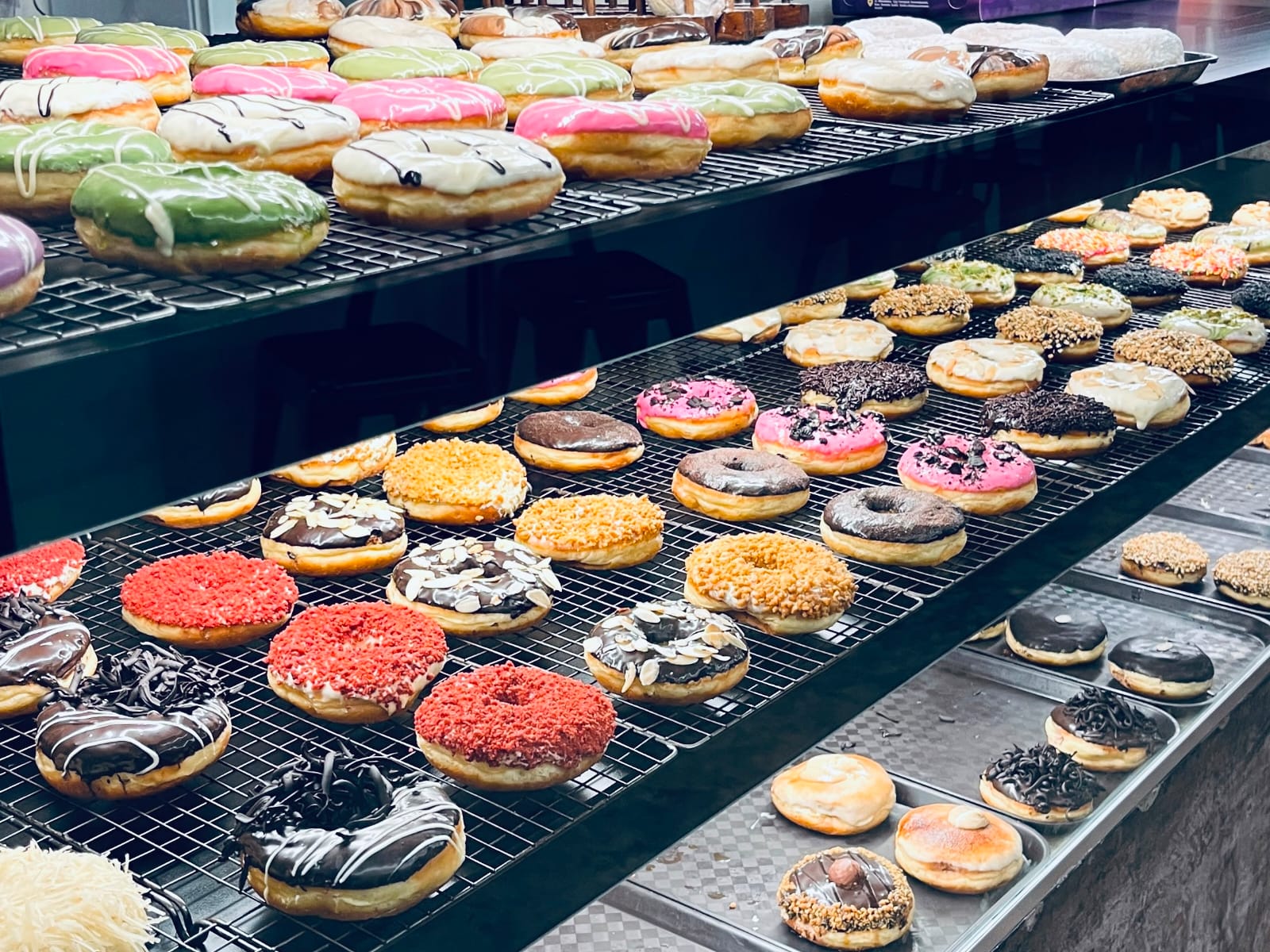 Aneka Donat Warna-Warni Tarik Perhatian Pengunjung di Toko Roti Medan
