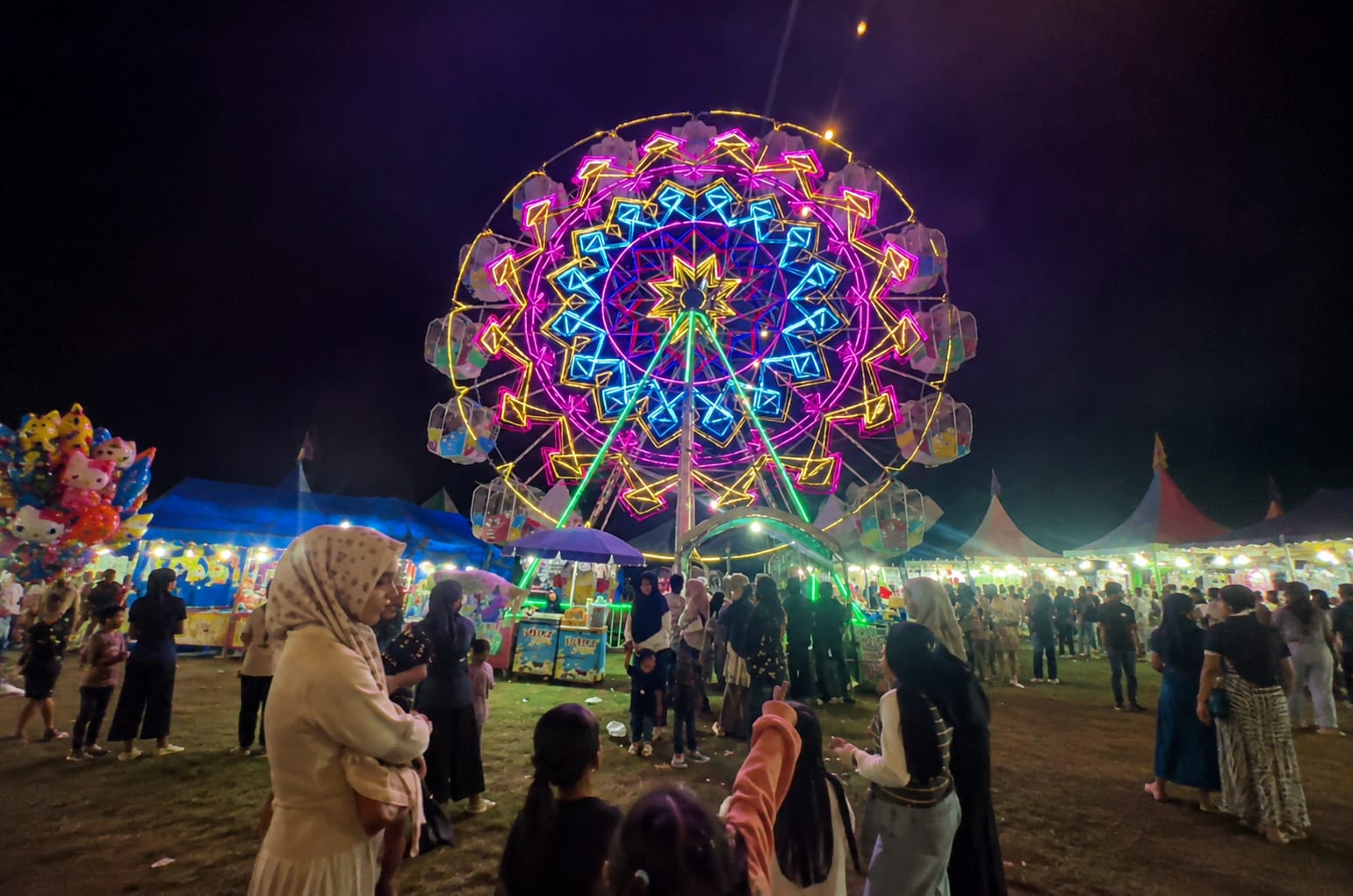 Bianglala Bikin Pasar Malam Makin Ramai