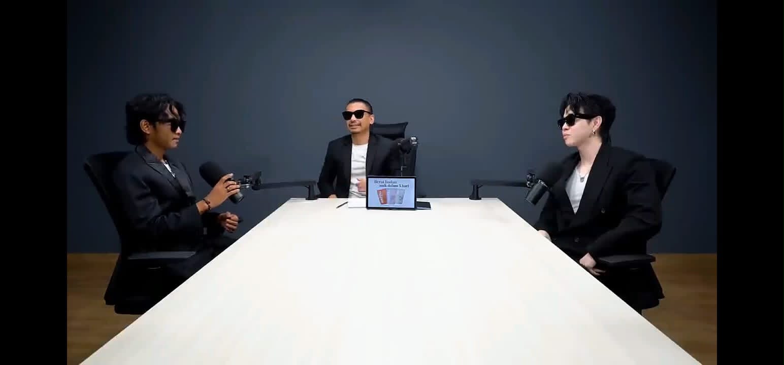 Obrolan santai Fajar Sadboy di podcast Raditya Dika