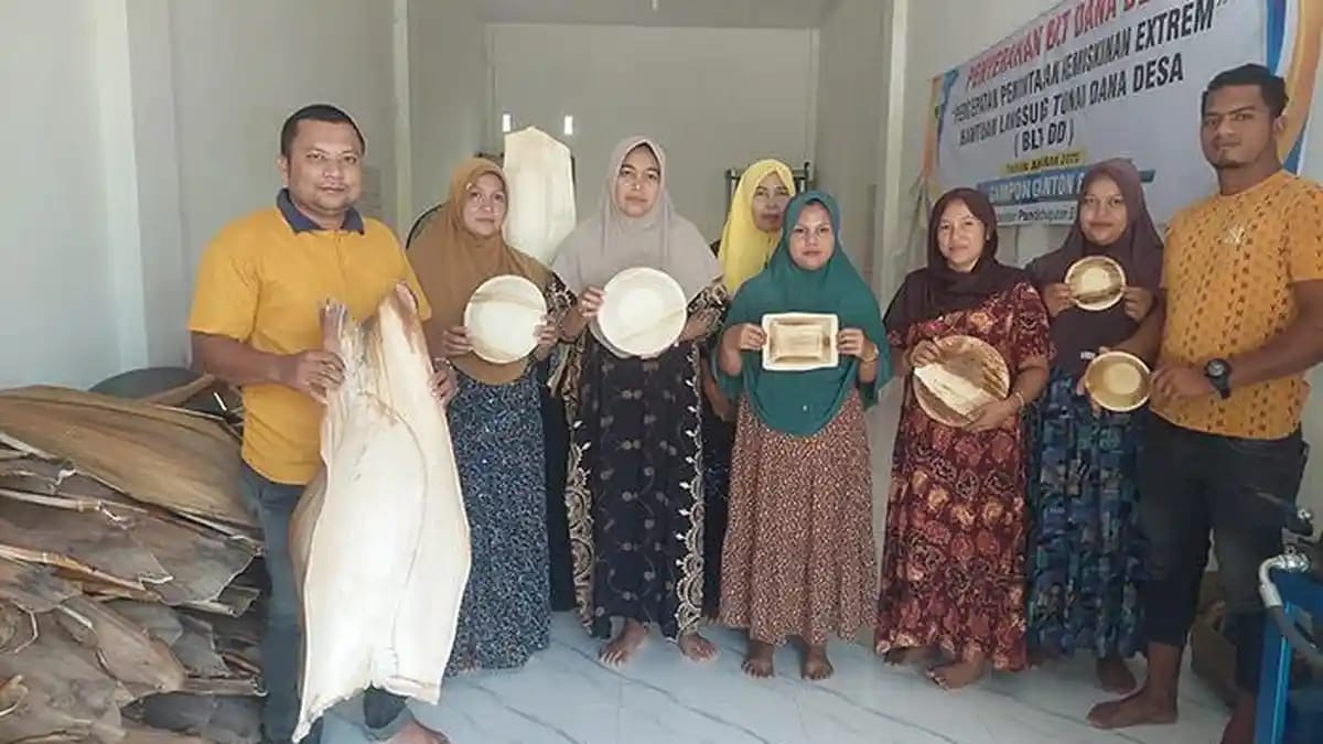 Kreativitas Pengrajin Aceh Utara Sulap Pelepah Pinang Jadi Piring Ramah Lingkungan