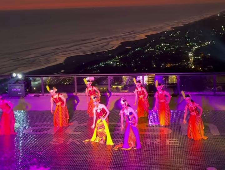 Pertunjukan Seni di Obelix Sea View Viral di TikTok, Netizen: Seindah Itu!