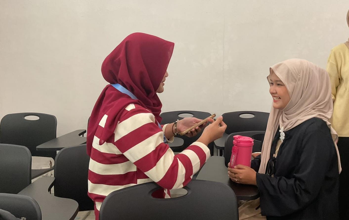 Jangan Tunggu Haus! Ini Alasan Mengapa Rutin Minum Air Putih Penting untuk Fokus Belajar