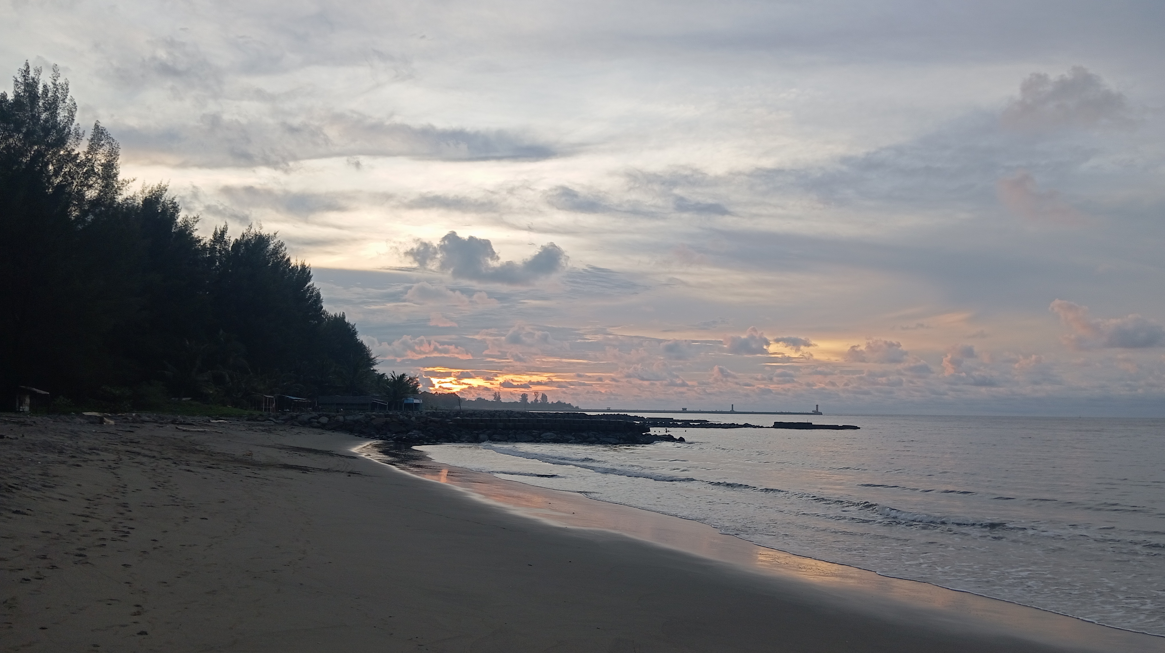Pantai Pelabuhan: Tempat Healing Murah di Aceh Utara