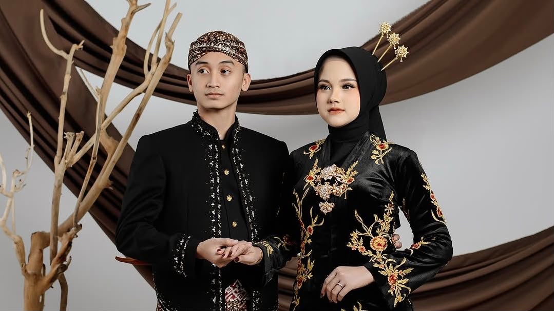 Di Balik Jahitan: Pakaian Adat Jawa yang Menyimpan Pesan Kehidupan