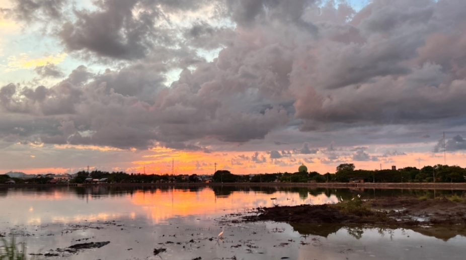 Menikmati indahnya Matahari Terbenam di Waduk Lhokseumawe