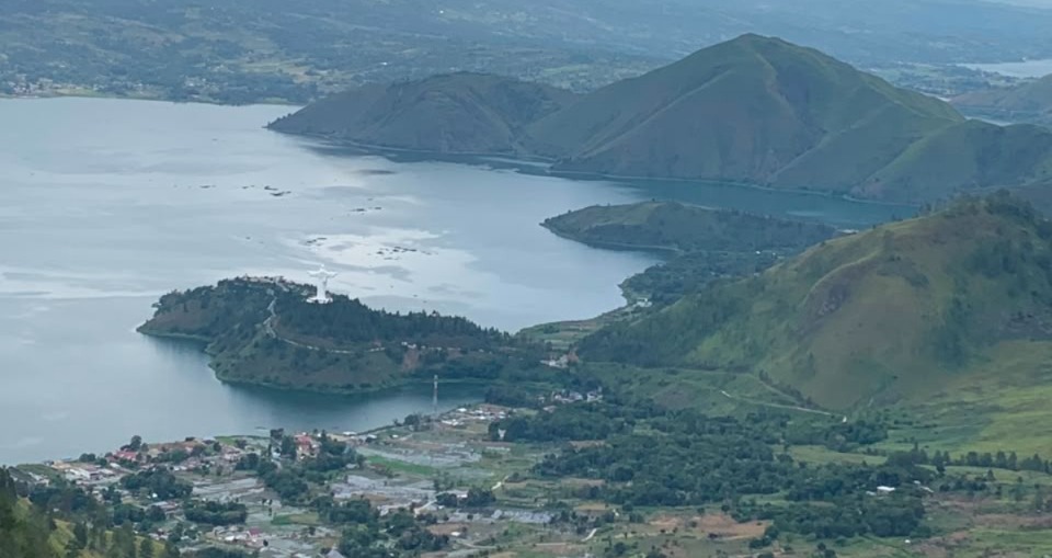 Menikmati Keindahan Danau Toba dari Sudut Manara Pandang Tele