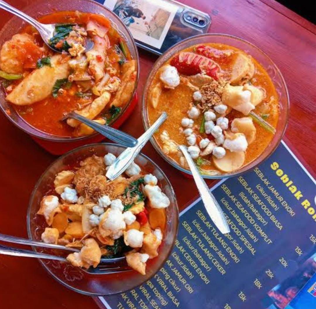 Seblak, Sajian Pedas dengan Topping Melimpah