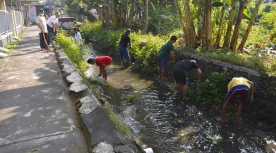 Budaya Gotong Royong Warga Jaga Kebersihan Lingkungan Melalui Aksi Bersih Parit